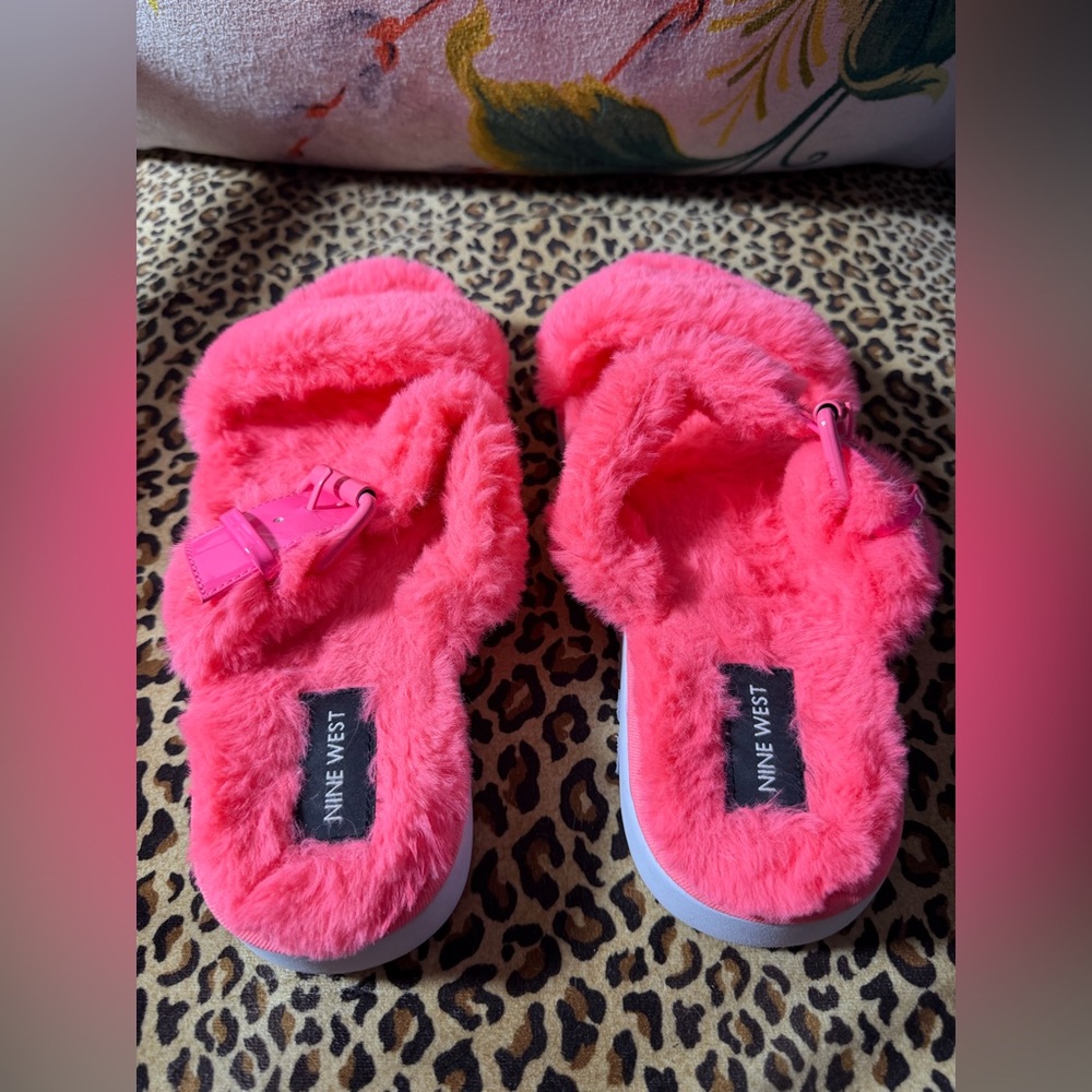 Nine West Women’s Plush Pink Slide Sandals w/ Buckles - SZ 9